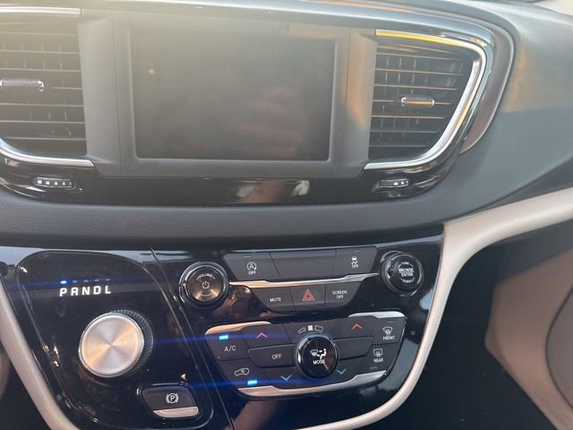 Used 2022 Chrysler Voyager LX image 12