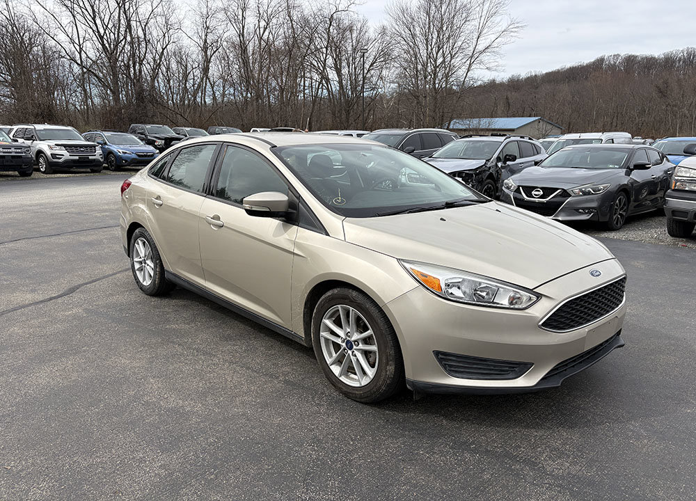 Used 2017 Ford Focus SE w/ Cold Weather Package FWD image 4