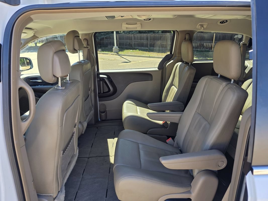 Used 2015 Chrysler Town & Country Touring FWD image 15