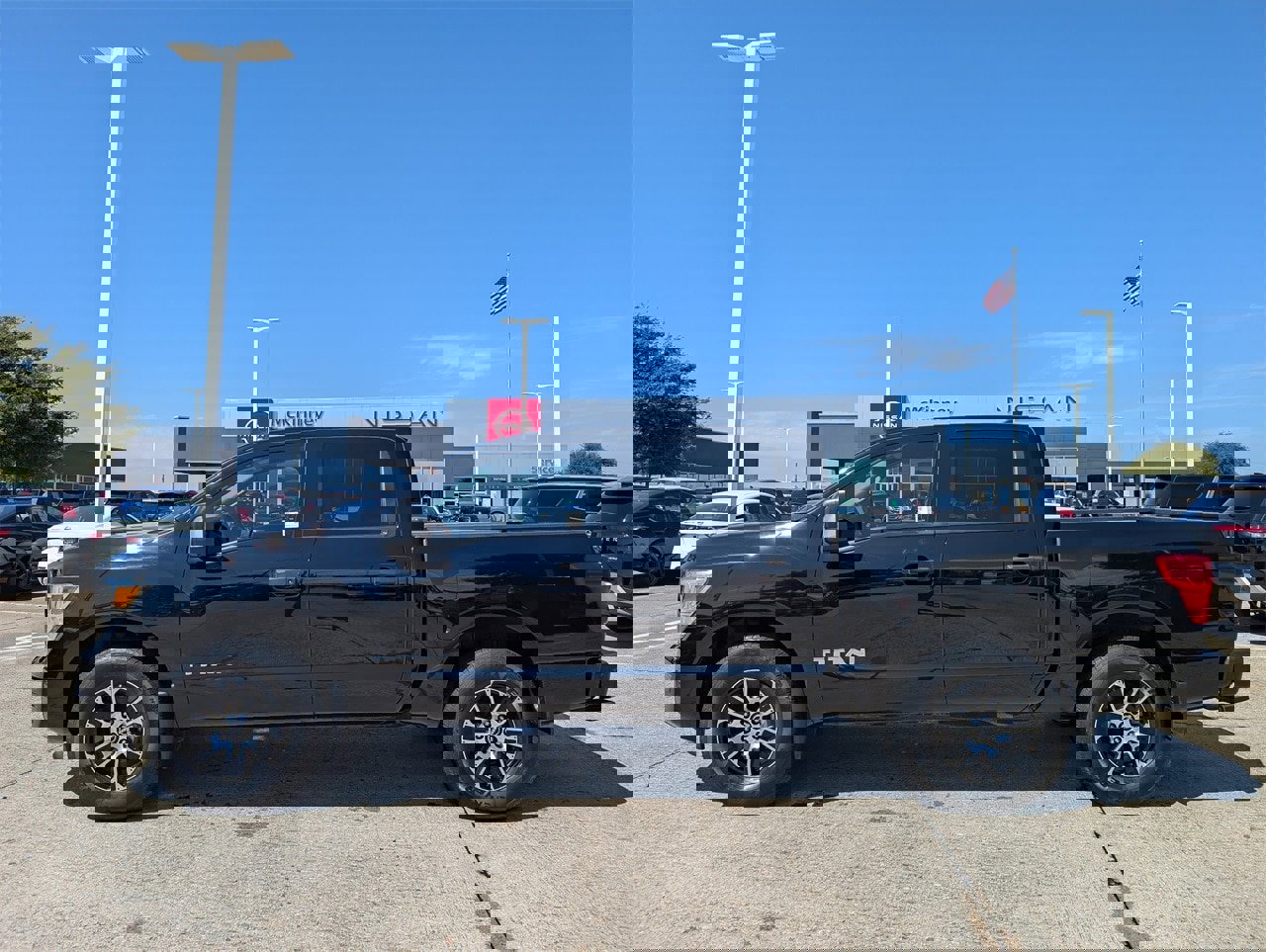 Certified 2024 Nissan Titan SV w/ SV Convenience Package image 3