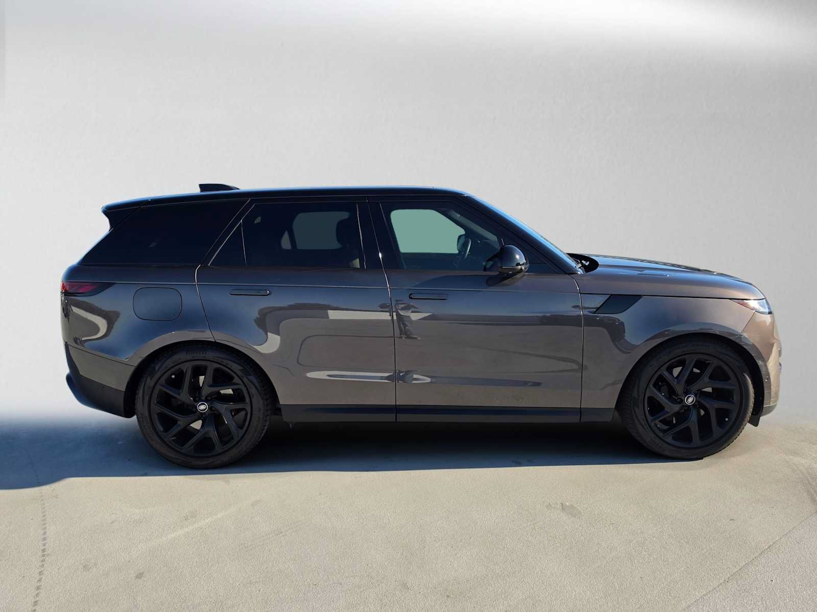 Used 2025 Land Rover Range Rover Sport SE AWD/4WD image 6