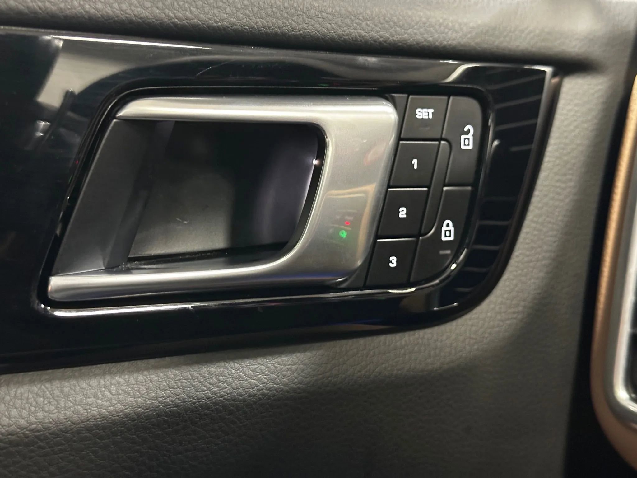 Used 2022 Porsche Cayenne Sport Utility 4D image 35