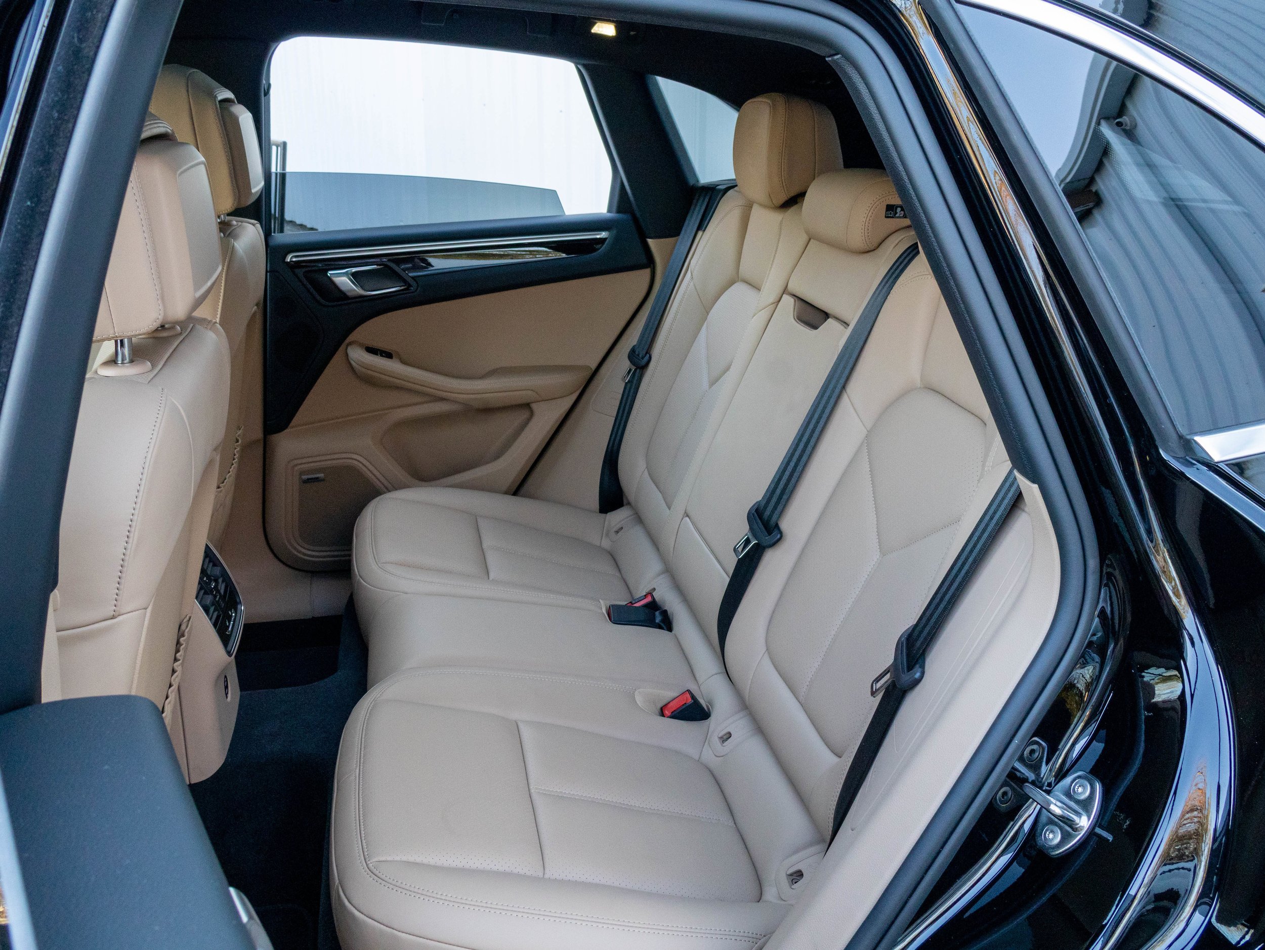 Certified 2025 Porsche Macan AWD/4WD image 31