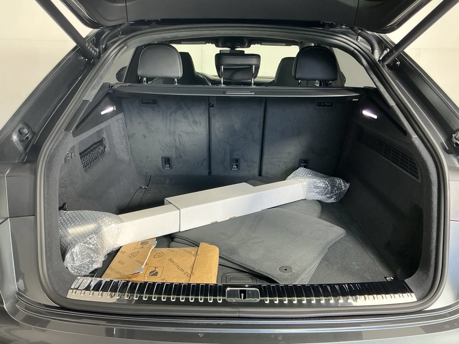 New 2027 Audi RS Q8 performance AWD/4WD image 18