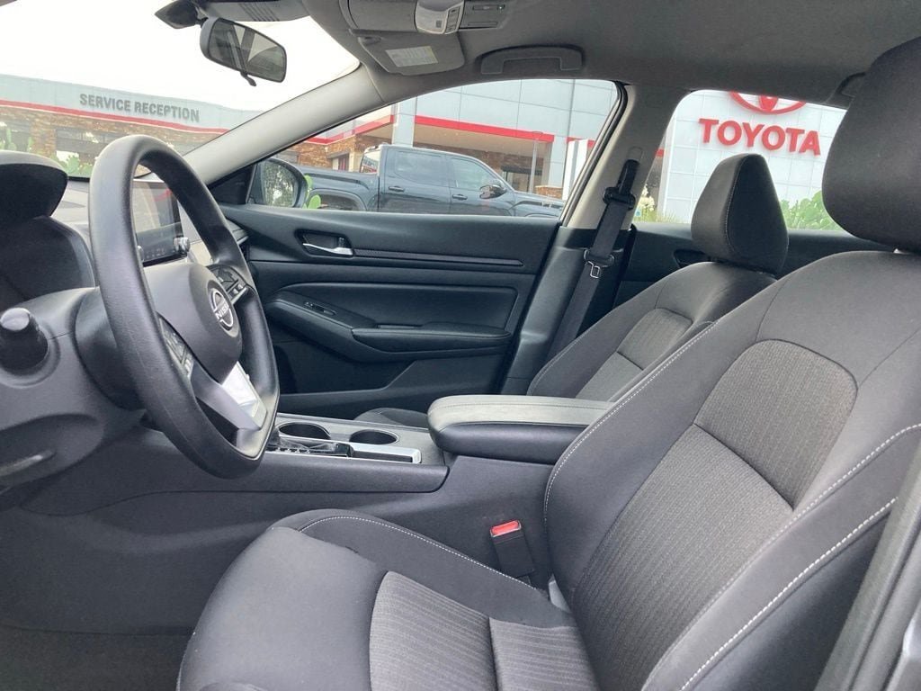 Used 2025 Nissan Altima 2.5 SV FWD image 9
