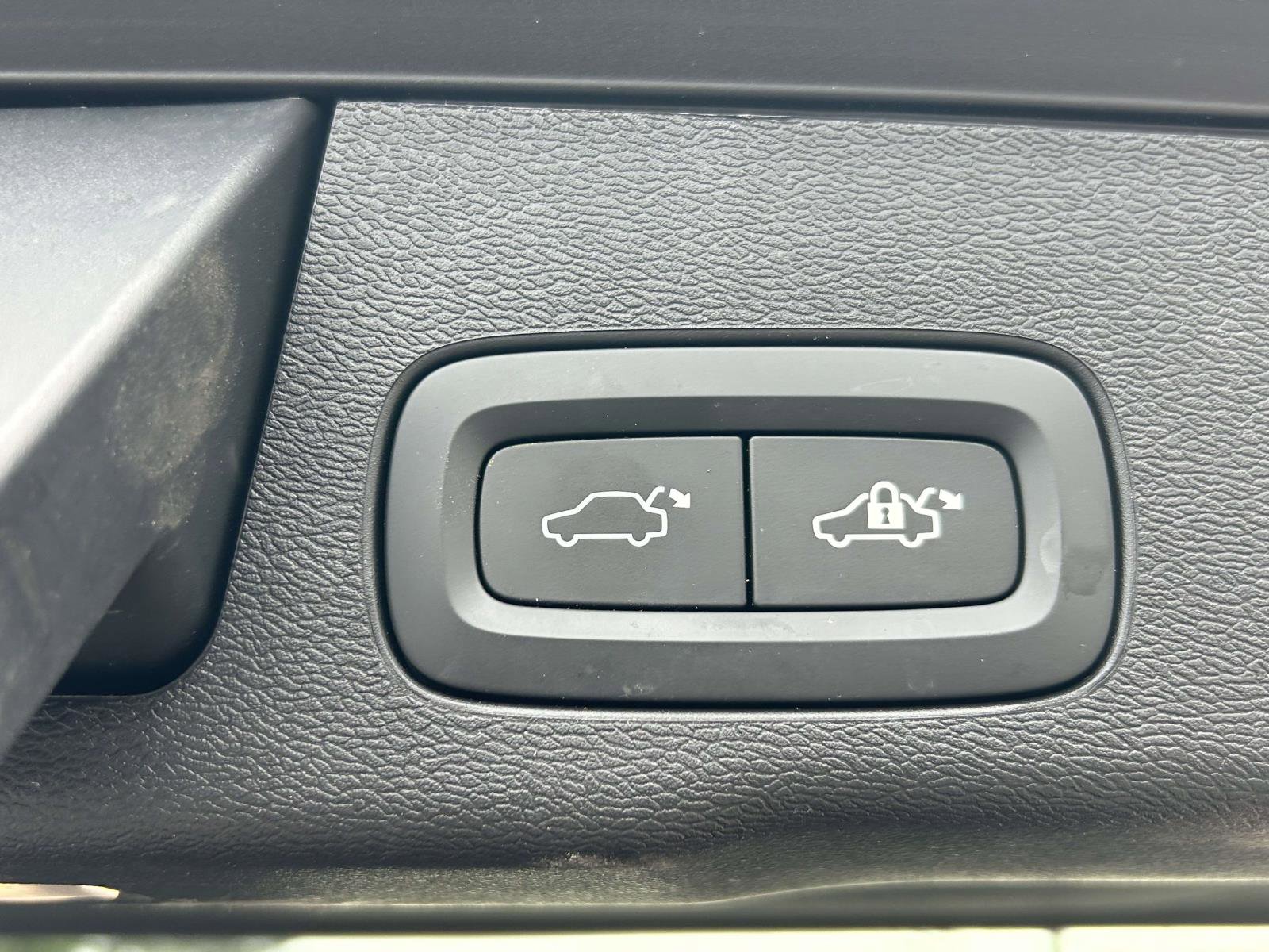 Certified 2024 Volvo XC60 B5 Plus w/ Climate Package image 20