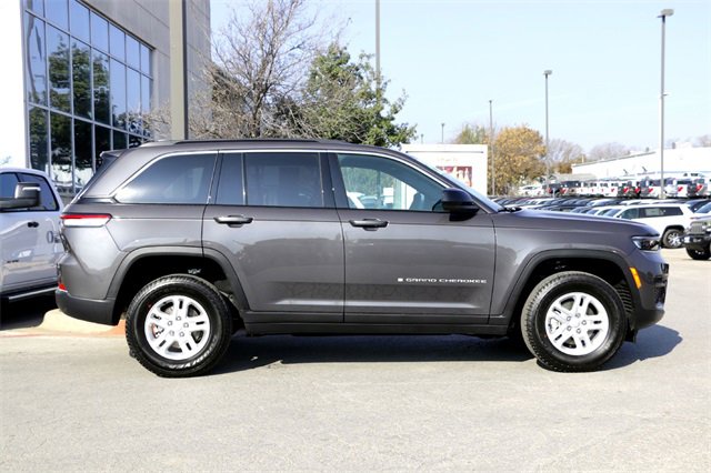 Used 2025 Jeep Grand Cherokee Laredo image 4