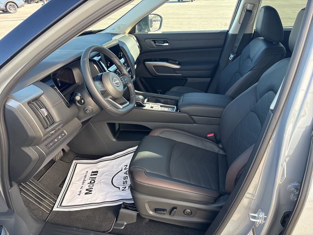 New 2025 Nissan Pathfinder Platinum FWD image 15