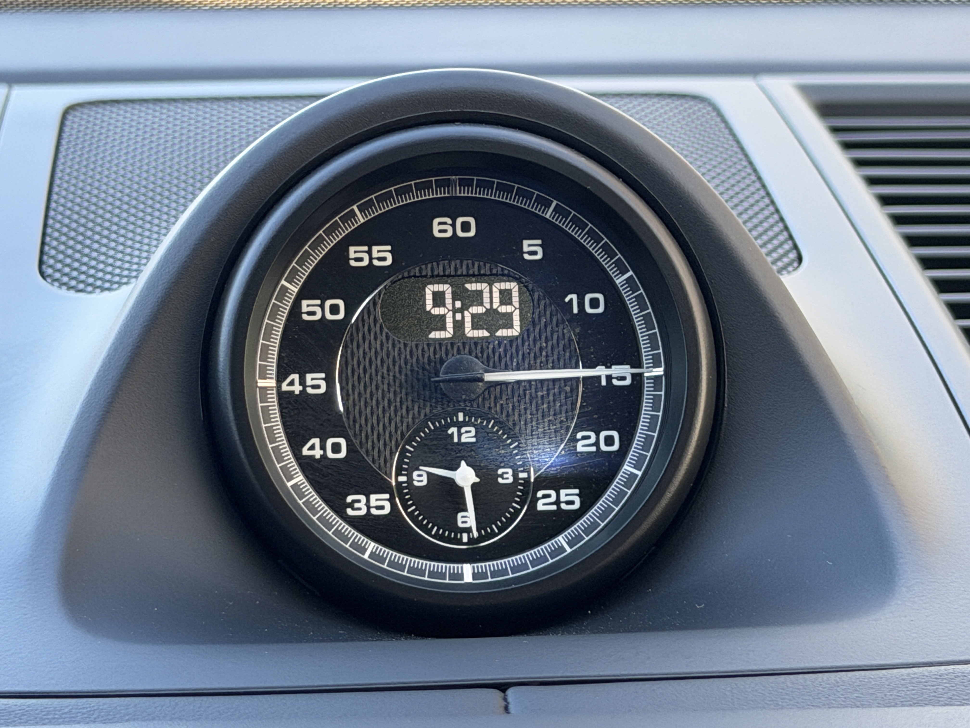 Certified 2025 Porsche Macan Turbo image 28