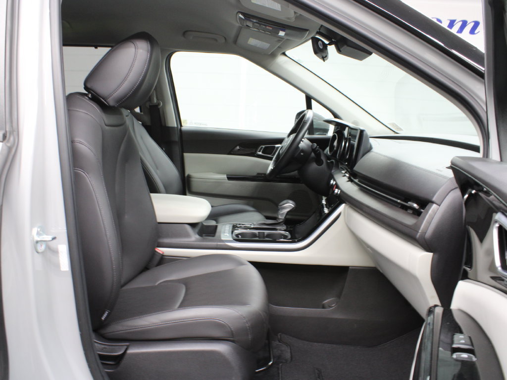 Used 2023 Kia Carnival EX FWD image 30