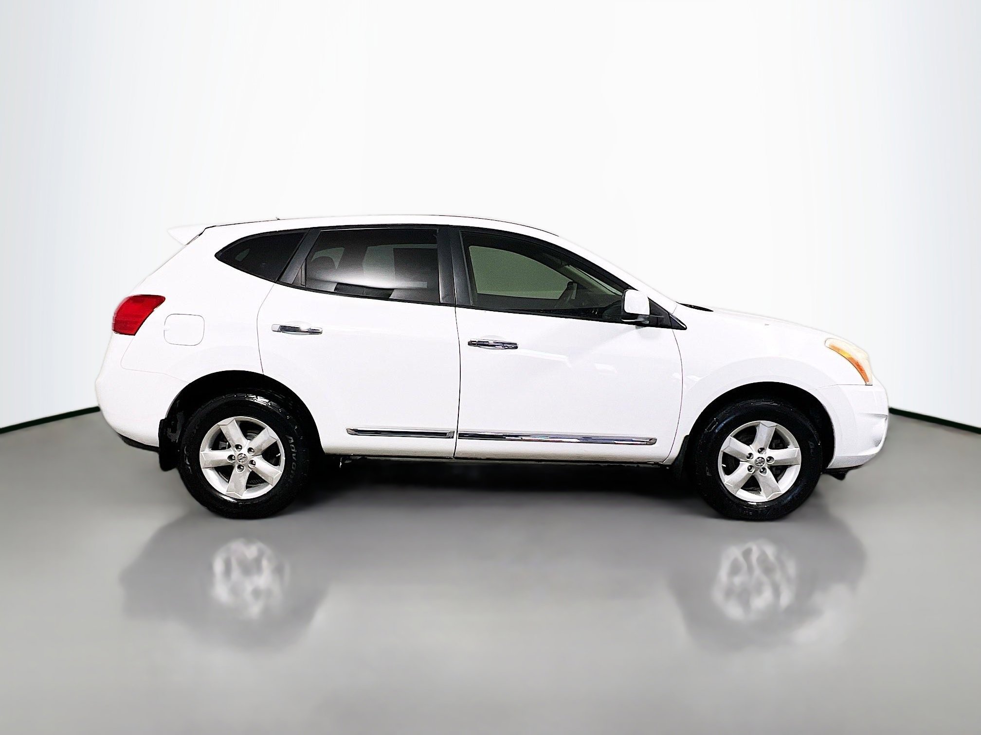Used 2013 Nissan Rogue S w/ Special Edition Pkg FWD image 3