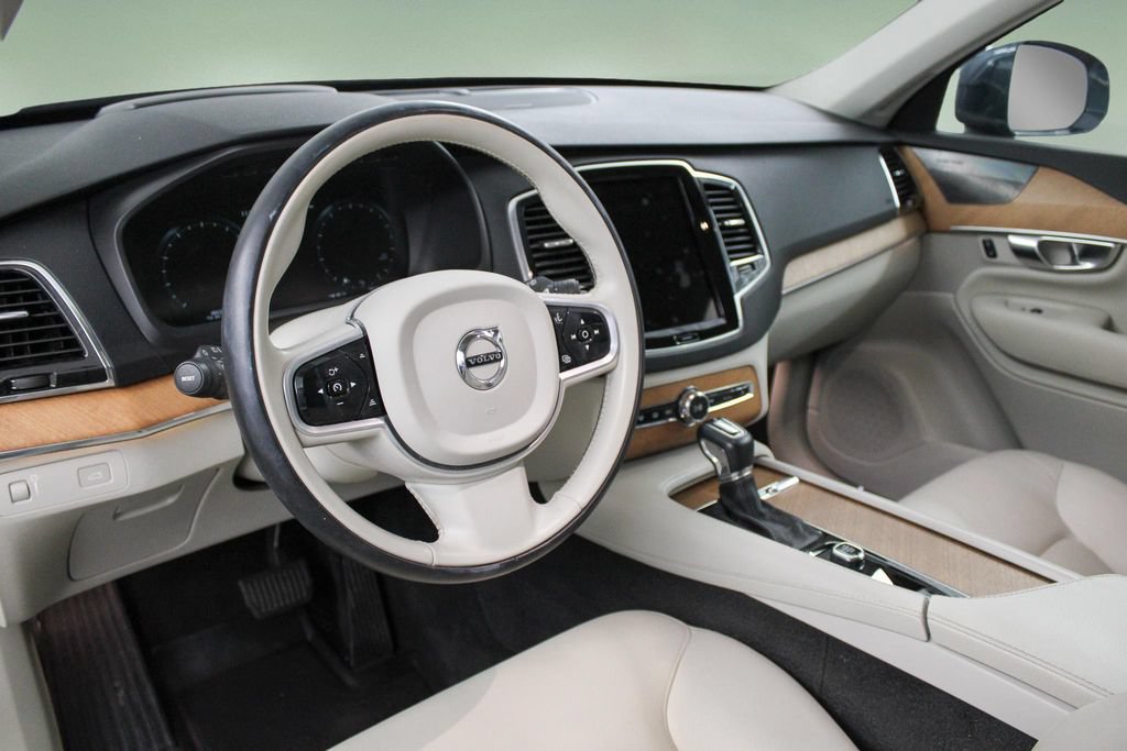 Used 2022 Volvo XC90 T6 Momentum w/ Advanced Package AWD/4WD image 2