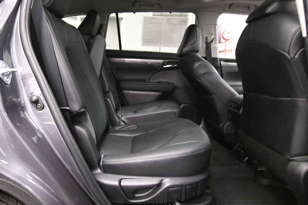 Used 2021 Toyota Highlander Limited image 28