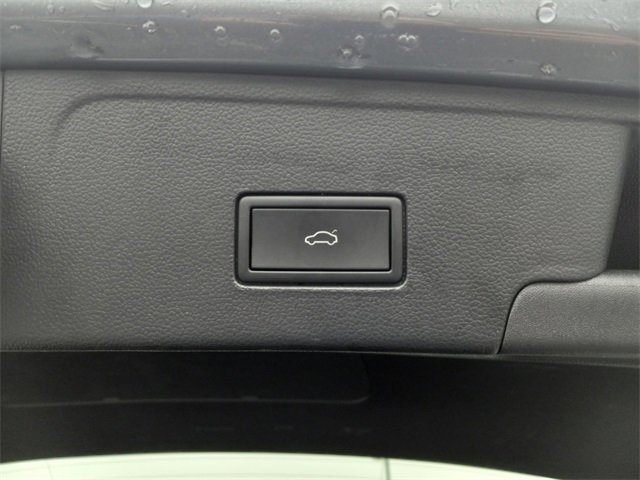 Used 2025 Volkswagen Atlas Cross Sport SE image 12