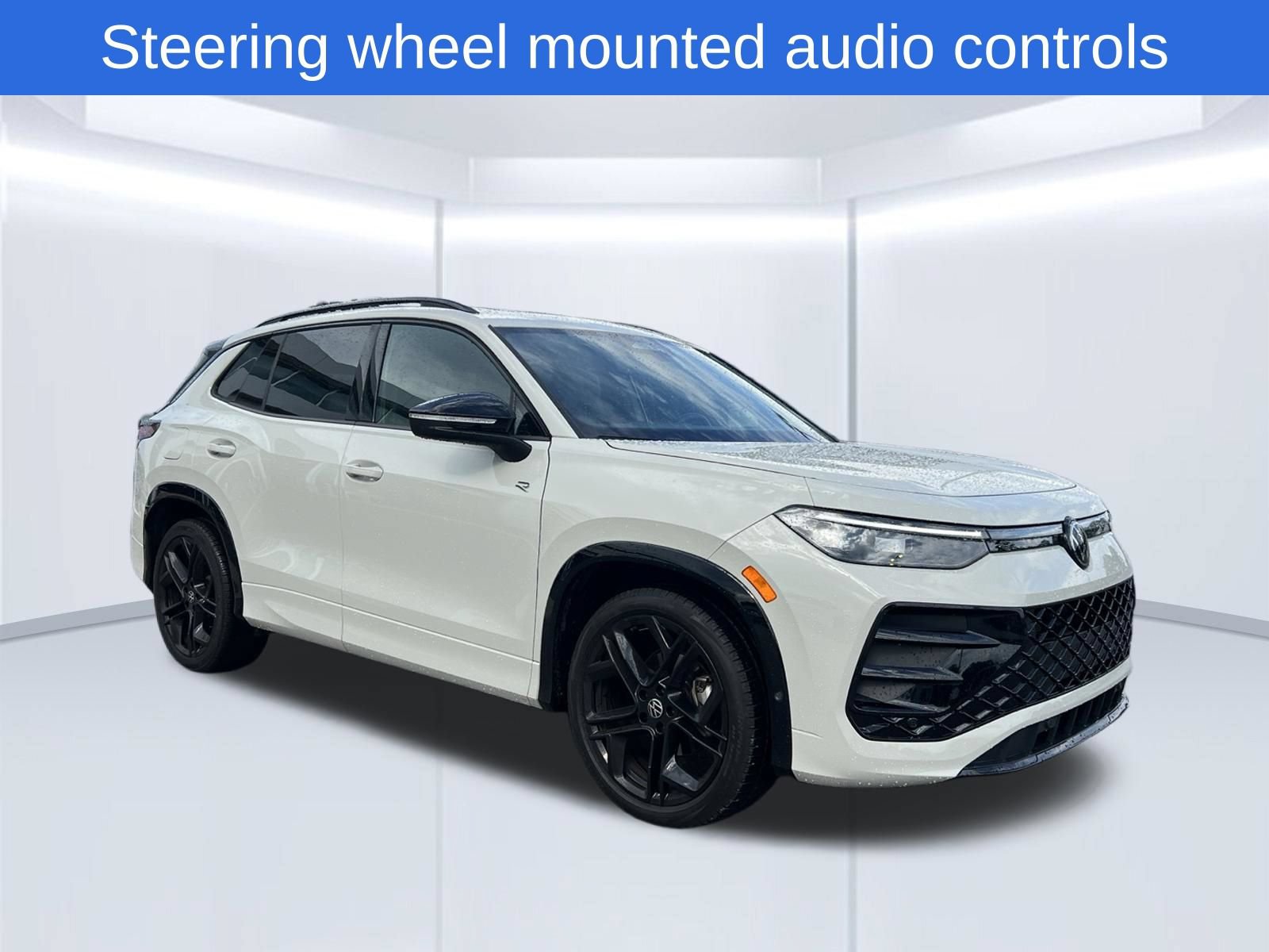 Certified 2025 Volkswagen Tiguan SE R-Line FWD image 3