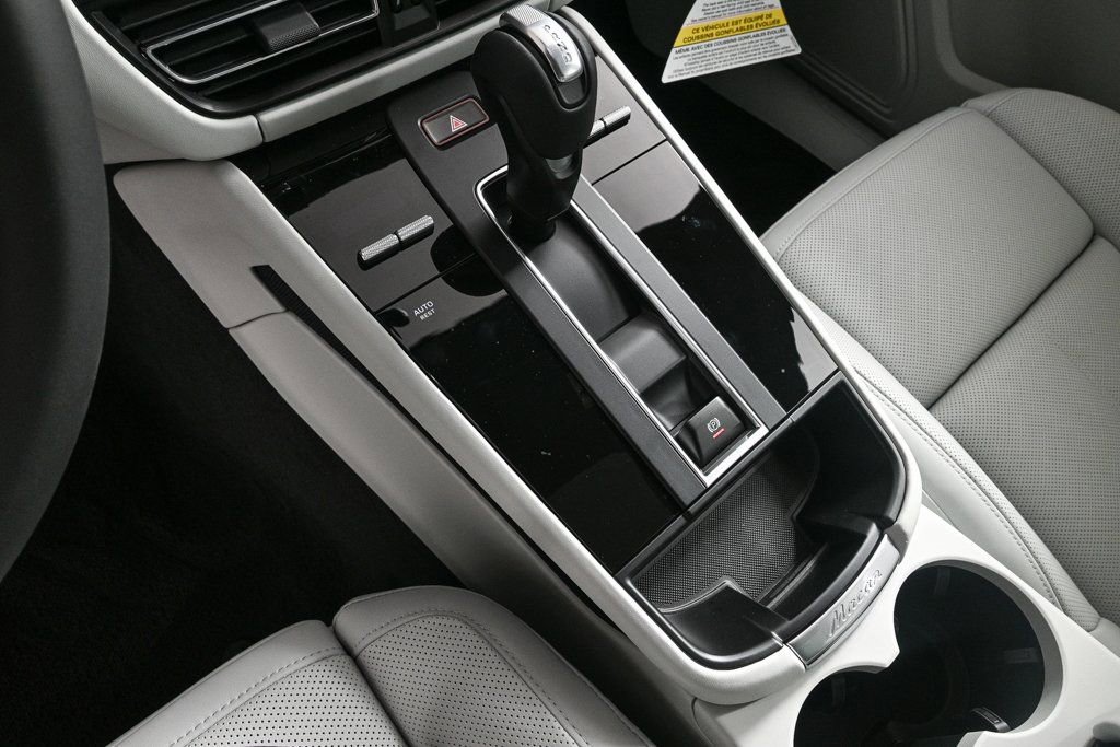Certified 2025 Porsche Macan image 17