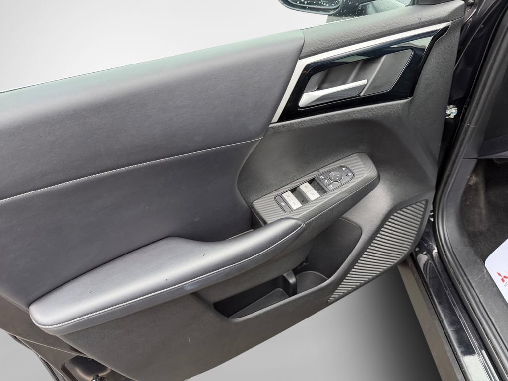 Used 2023 Mitsubishi Outlander SE AWD/4WD image 14