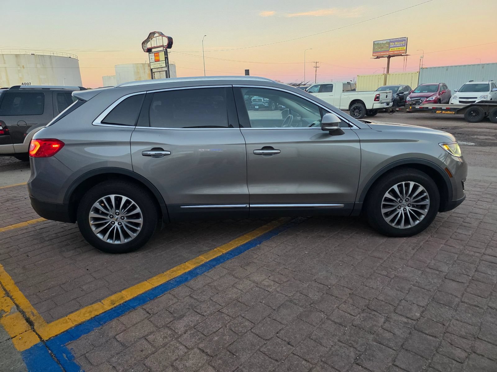 Used 2016 Lincoln MKX Select w/ Select Plus Package AWD/4WD image 4