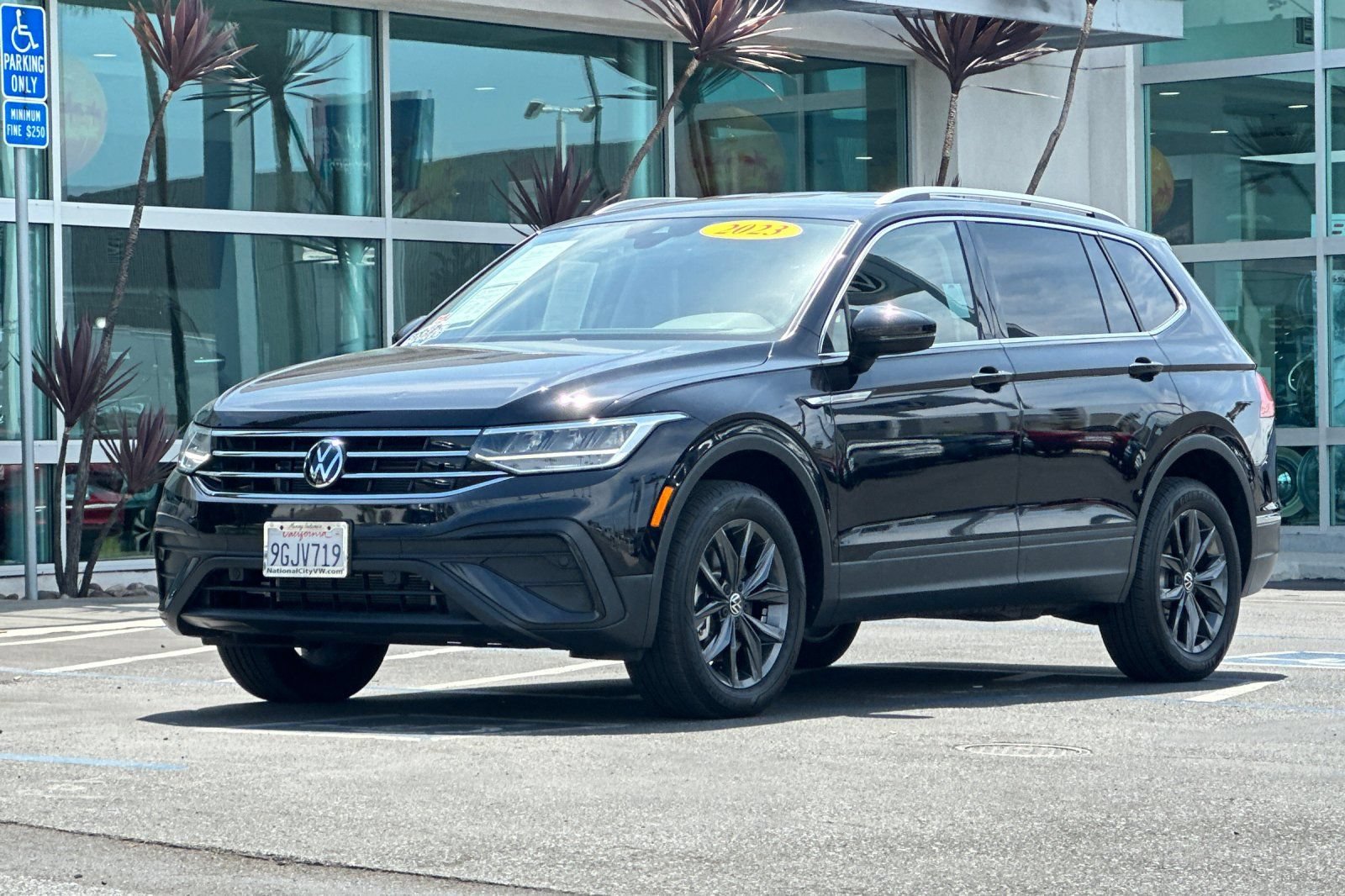 Used 2023 Volkswagen Tiguan SE FWD image 9