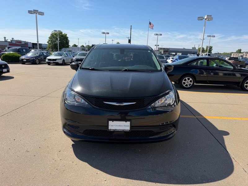 Used 2022 Chrysler Voyager LX FWD image 8
