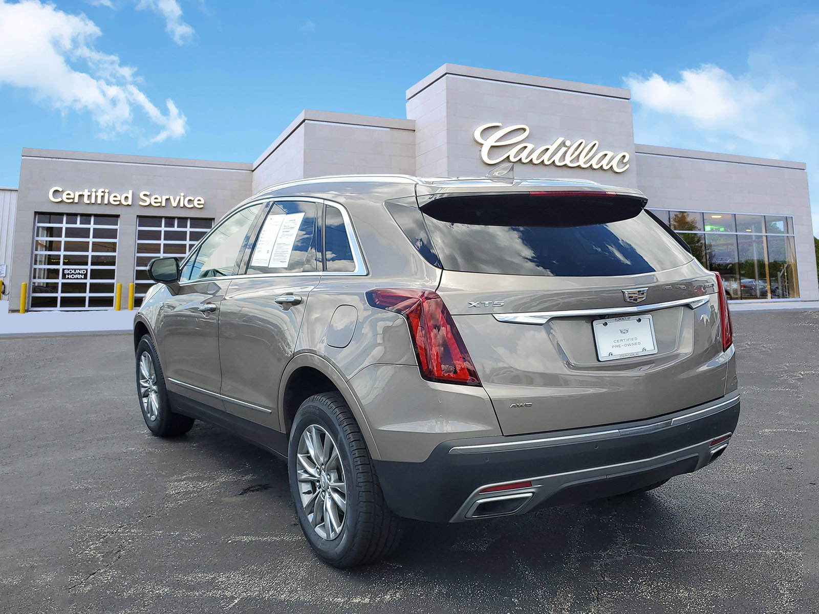 Used 2023 Cadillac XT5 Premium Luxury AWD/4WD image 2