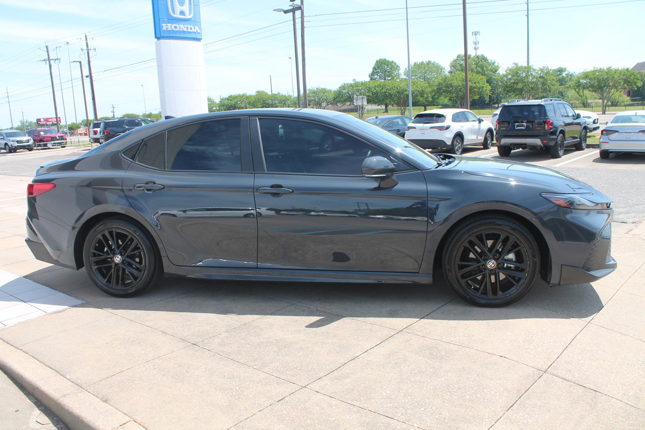 Used 2025 Toyota Camry SE FWD image 4