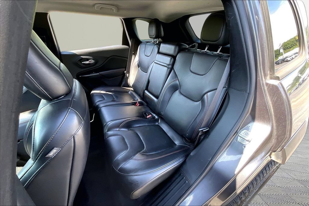 Used 2019 Jeep Cherokee Trailhawk AWD/4WD image 25