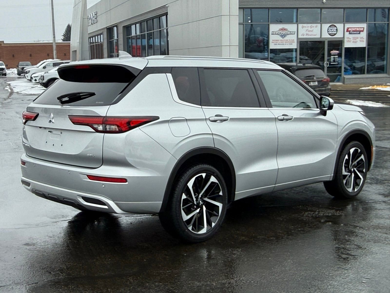 Used 2023 Mitsubishi Outlander SEL image 3