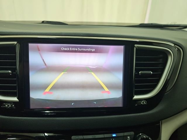Used 2023 Chrysler Pacifica Touring-L FWD image 3