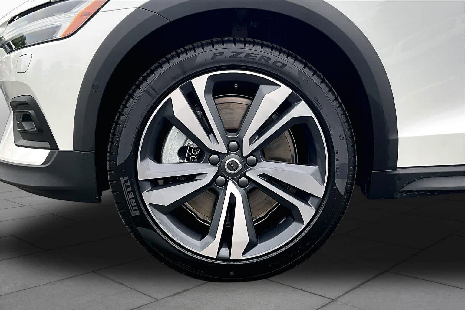 New 2026 Volvo V60 B5 Cross Country Plus w/ Climate Package AWD/4WD image 16
