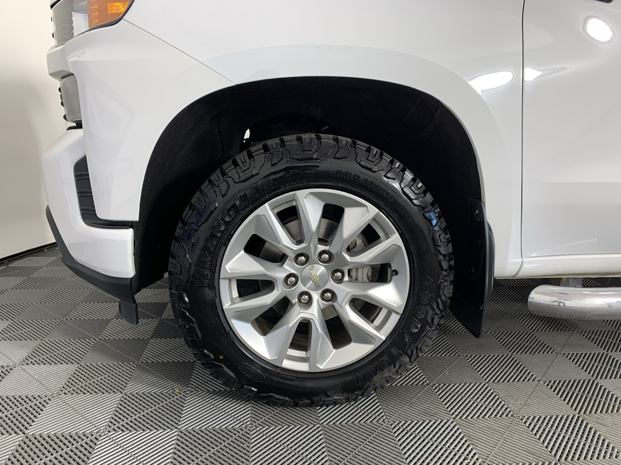 Used 2020 Chevrolet Silverado 1500 Custom w/ Custom Value Package AWD/4WD image 9