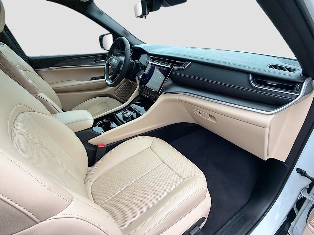 Used 2023 Jeep Grand Cherokee Limited w/ Luxury Tech Group II RWD image 16