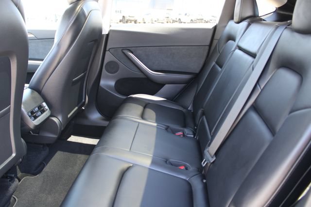 Used 2022 Tesla Model Y Long Range AWD/4WD image 32