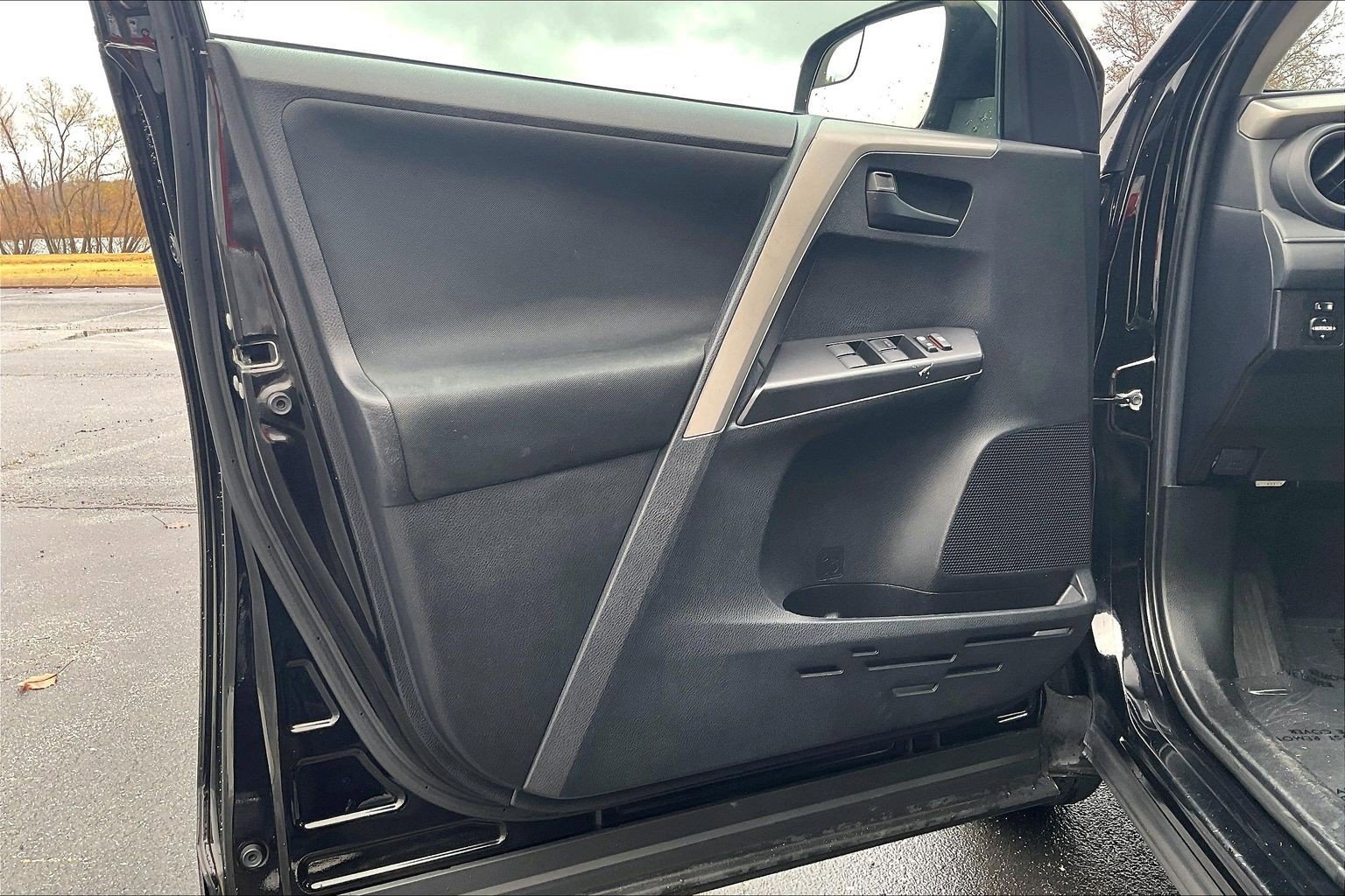 Used 2018 Toyota RAV4 LE image 18