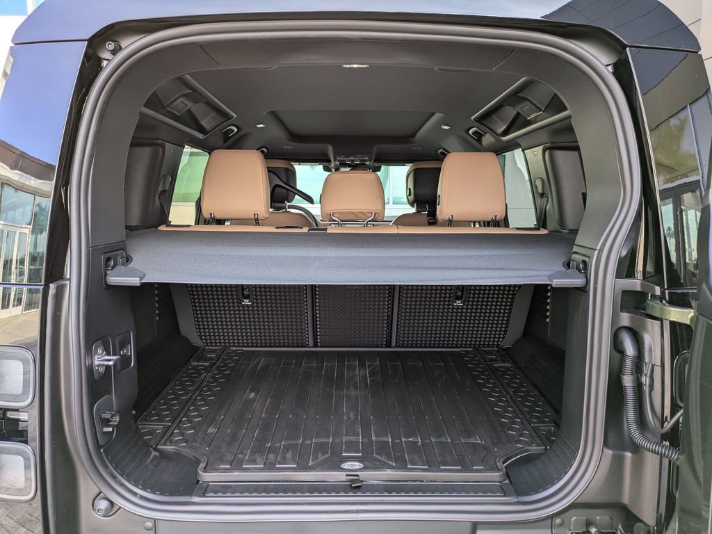 New 2026 Land Rover Defender 110 X-Dynamic SE image 15