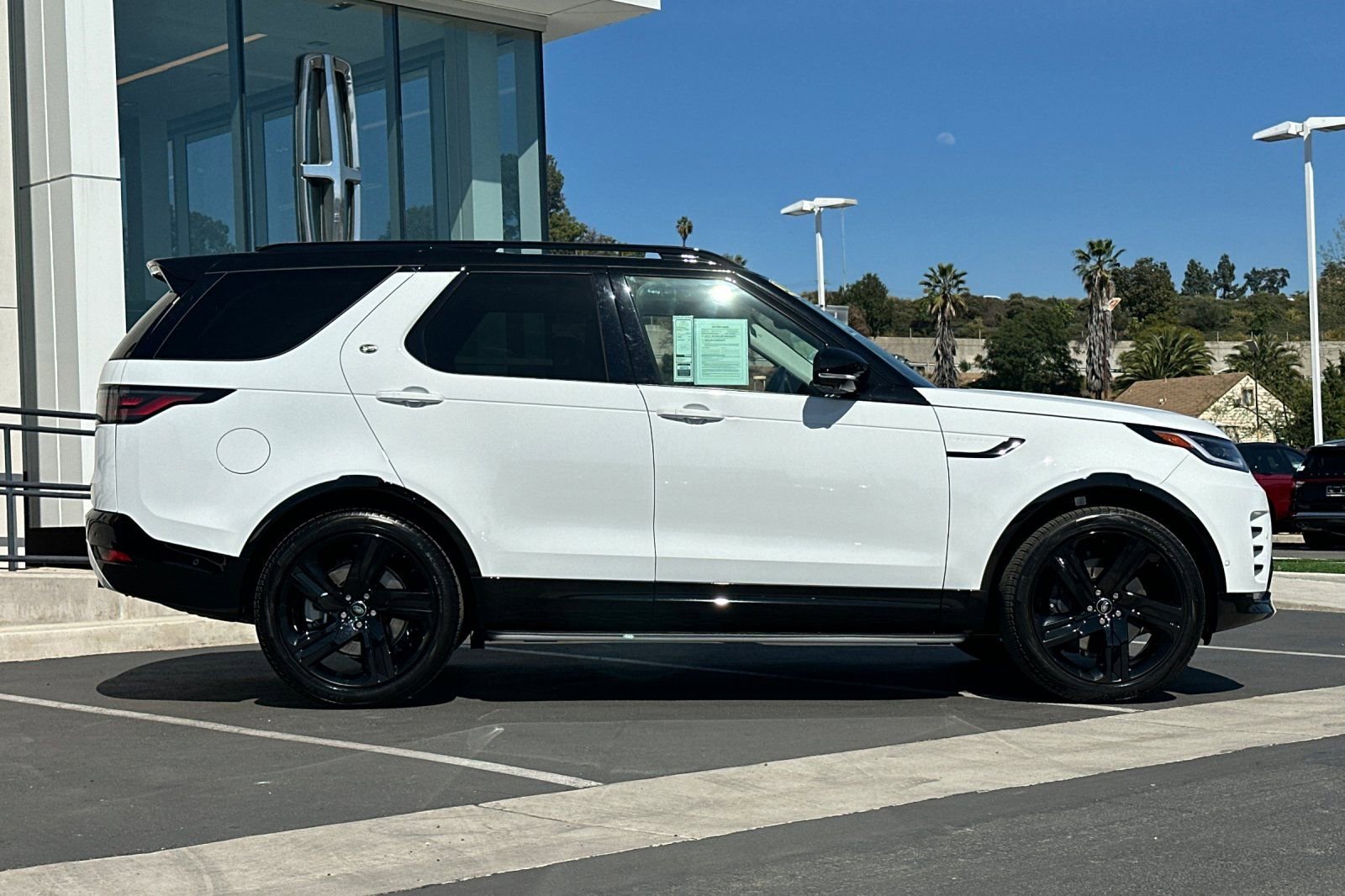 Used 2025 Land Rover Discovery Dynamic SE AWD/4WD image 2