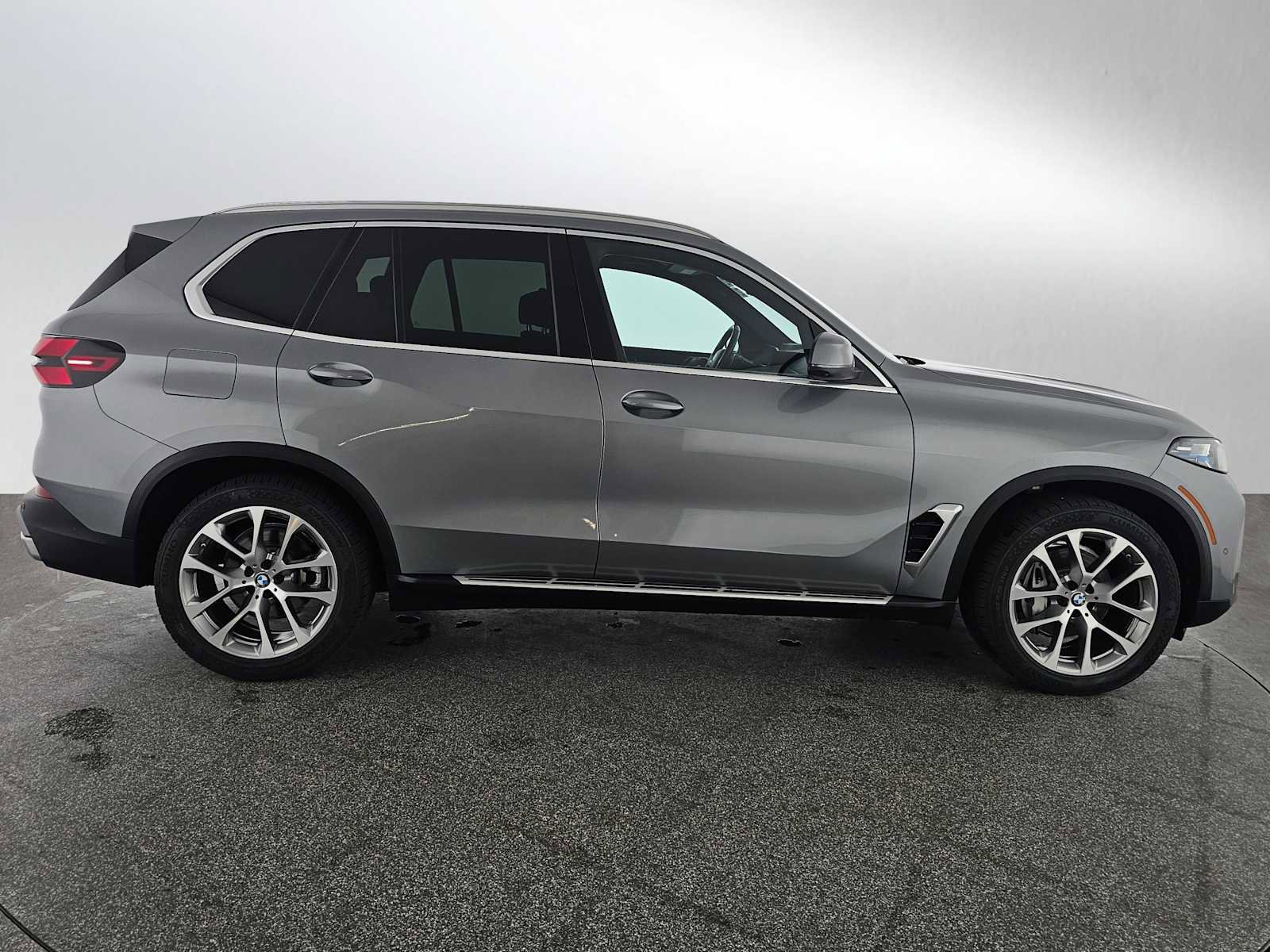 Used 2024 BMW X5 xDrive40i w/ Premium Package image 2