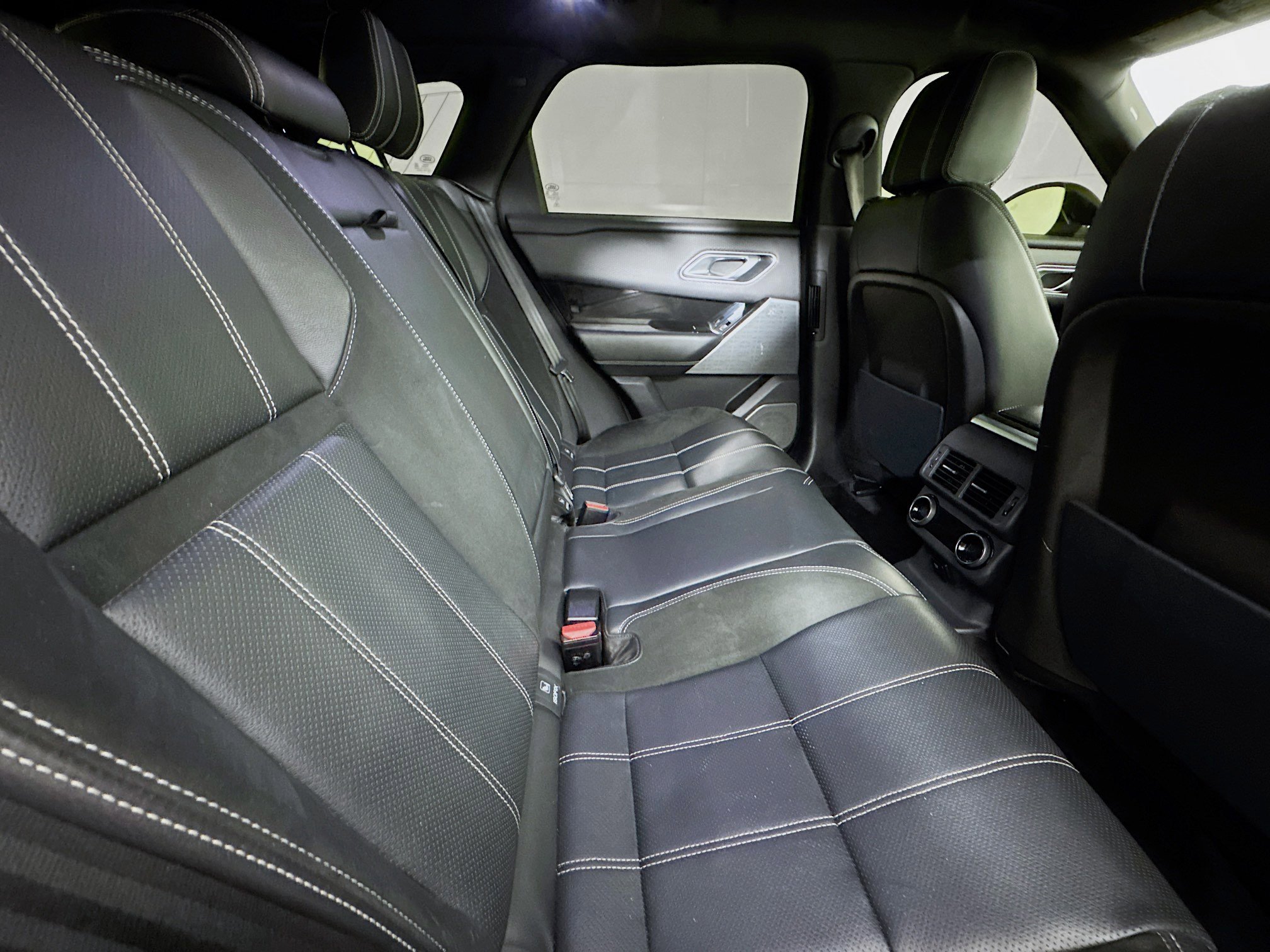 Used 2018 Land Rover Range Rover Velar R-Dynamic SE image 26