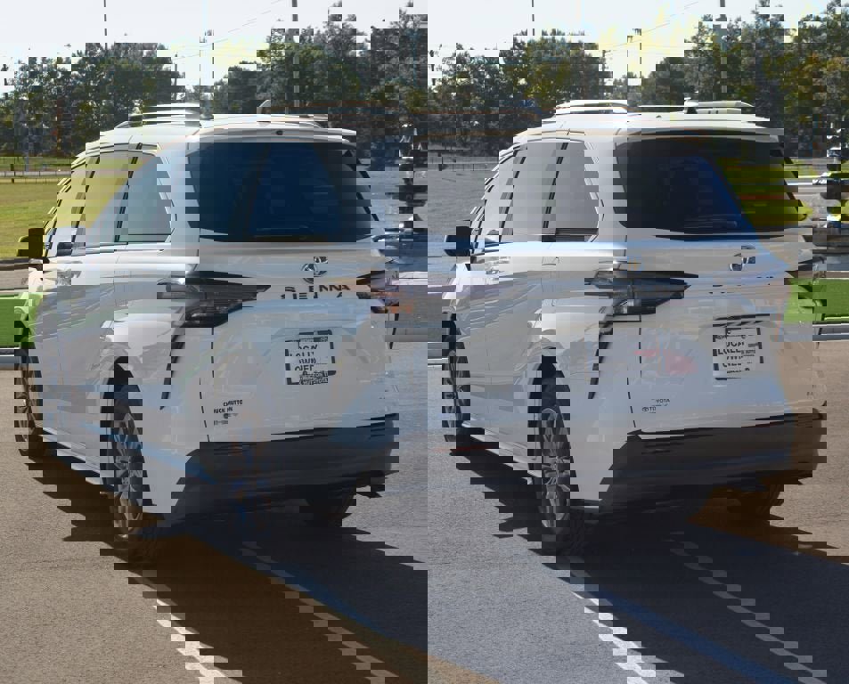 Used 2025 Toyota Sienna LE image 16