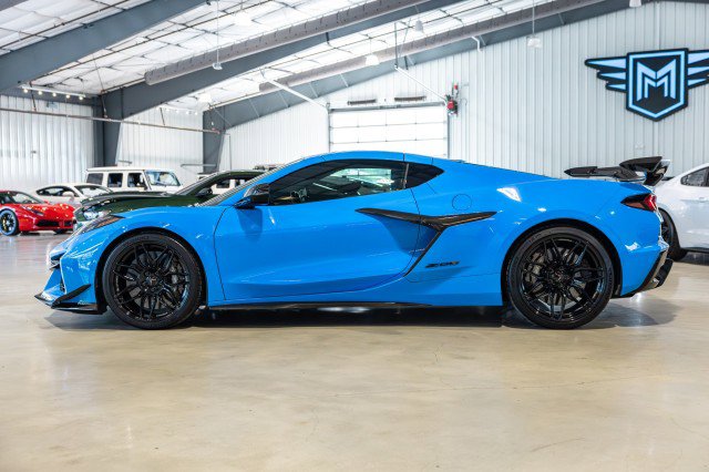 Used 2024 Chevrolet Corvette Z06 w/ Z07 Performance Package RWD image 3