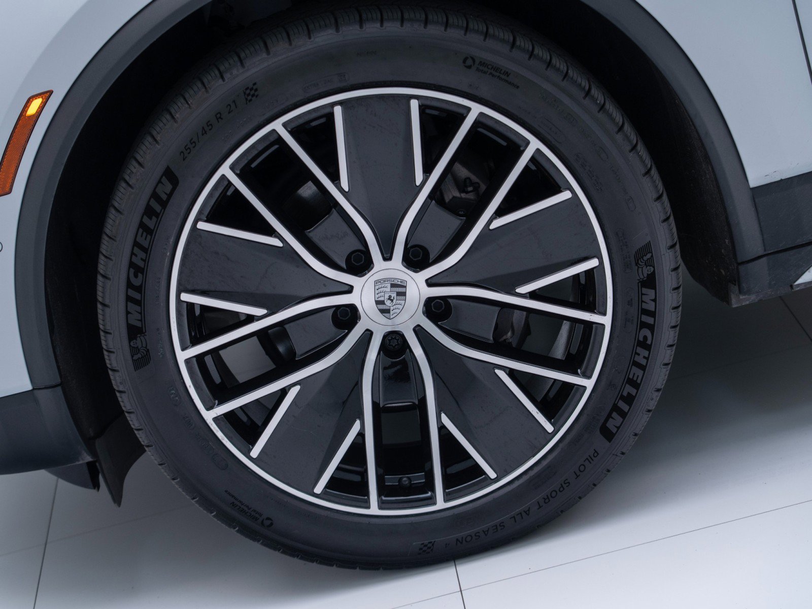 Certified 2025 Porsche Macan Electric image 12