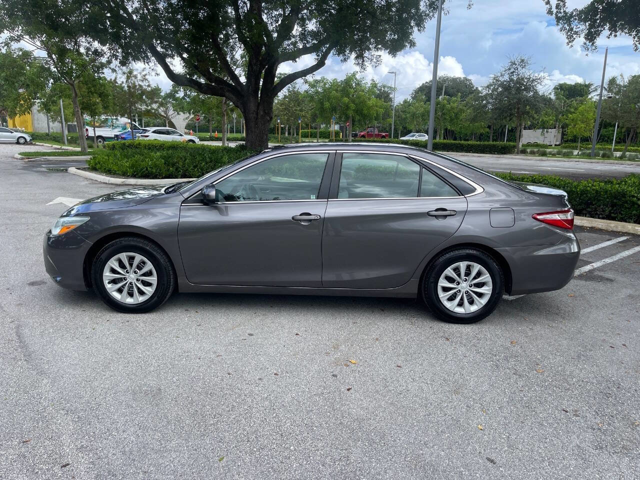 Used 2015 Toyota Camry LE image 3