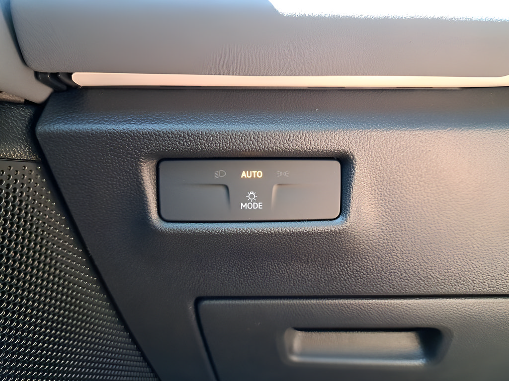 New 2025 Volkswagen Tiguan SE FWD image 32