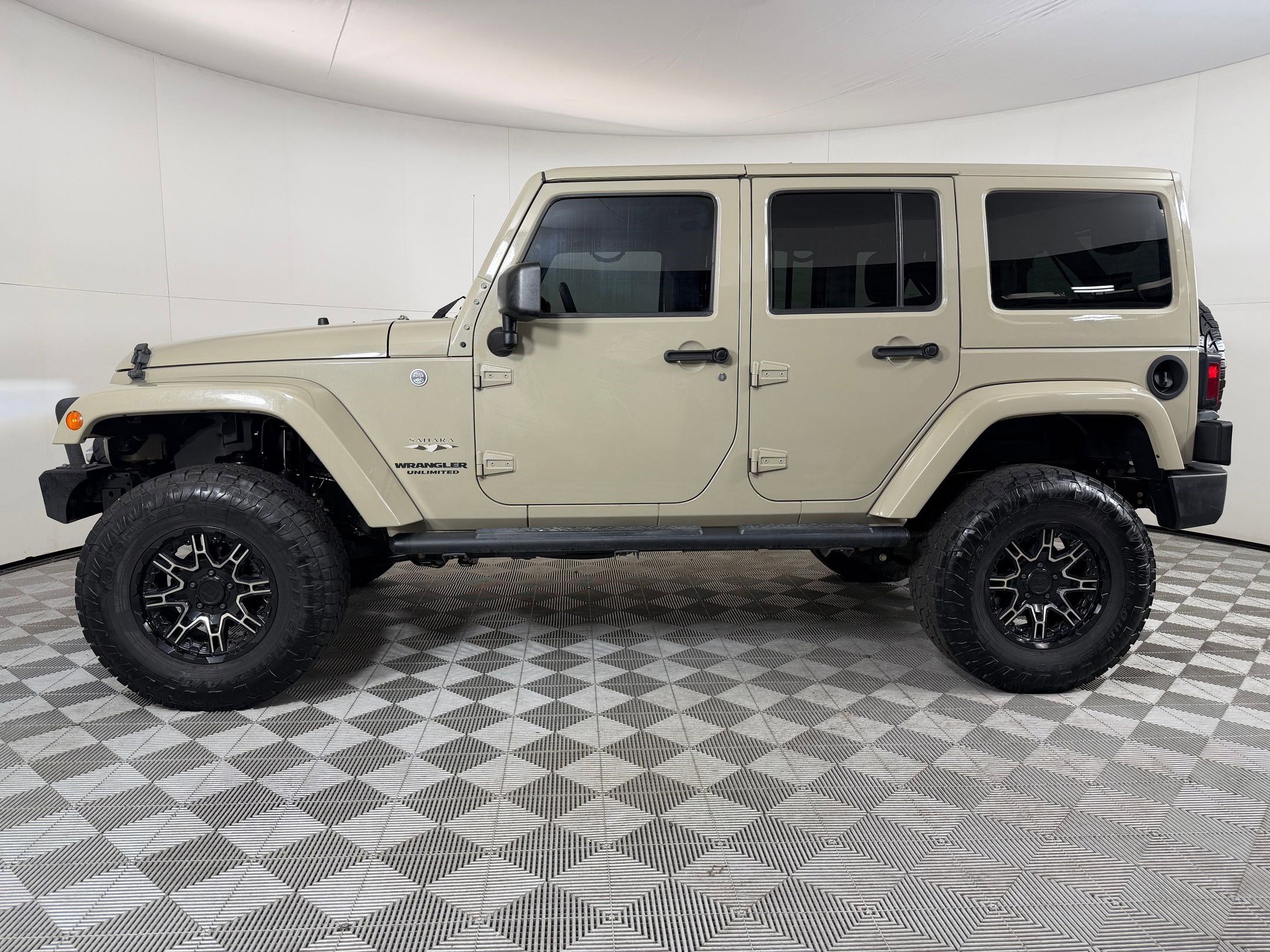 Used 2017 Jeep Wrangler Unlimited Sahara w/ Connectivity Group AWD/4WD image 2