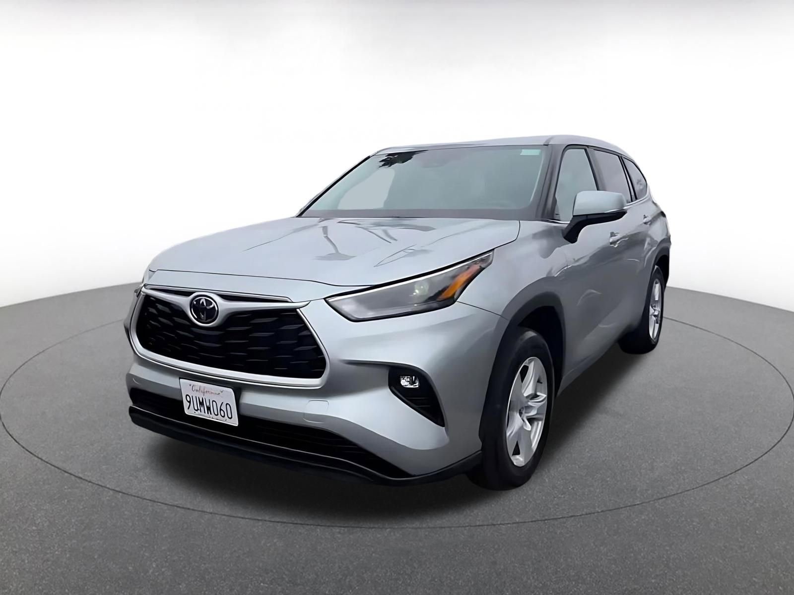 Used 2025 Toyota Highlander LE FWD image 7