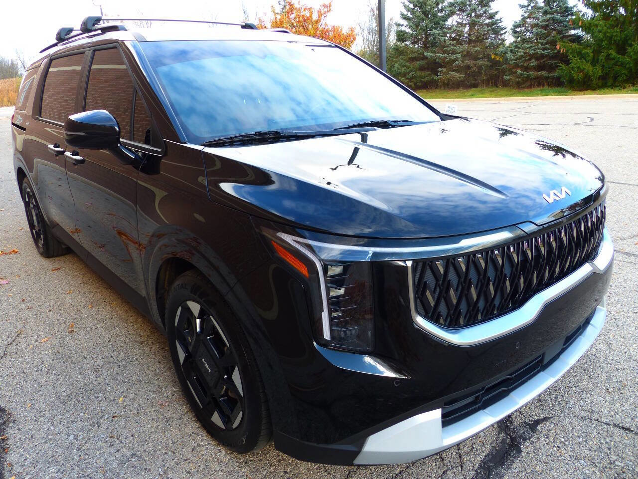 Used 2025 Kia Carnival EX image 11