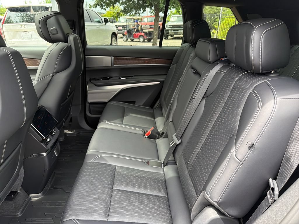 New 2027 Cadillac Vistiq Luxury w/ LPO, Floor Liner Package AWD/4WD image 35