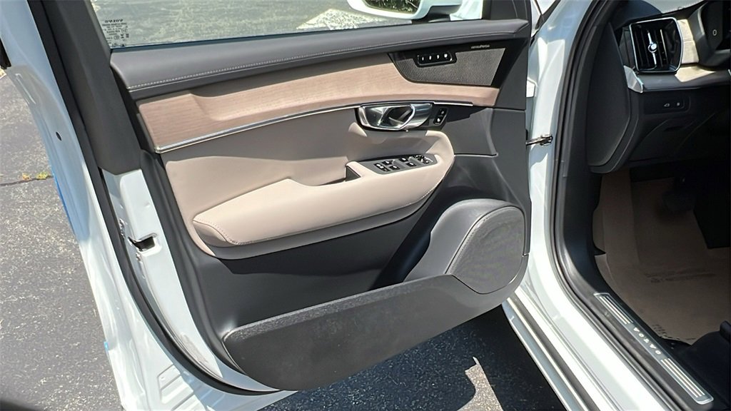 New 2026 Volvo XC90 T8 Plus image 8