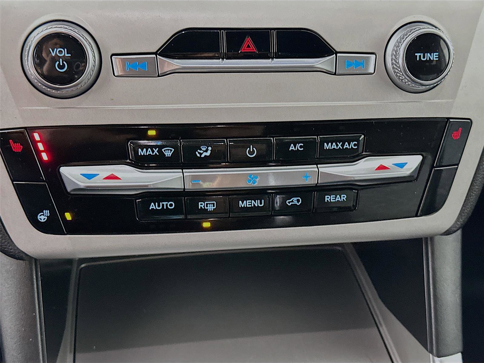 Used 2024 Ford Explorer XLT w/ Equipment Group 202A image 16