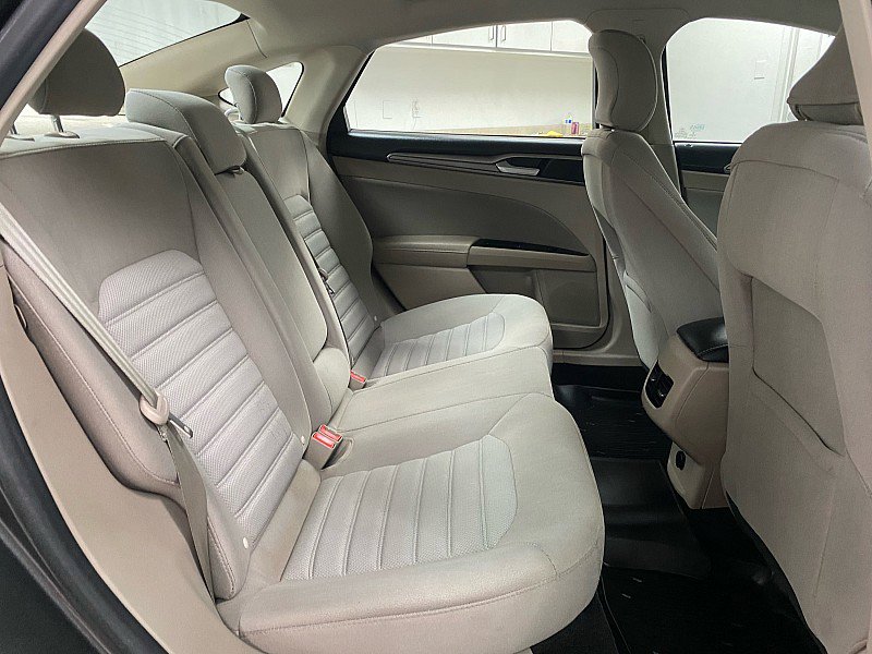 Used 2017 Ford Fusion SE w/ Fusion SE Technology Package image 13
